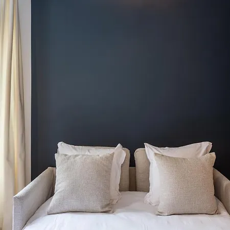 The Blue Downtown Montmartre *