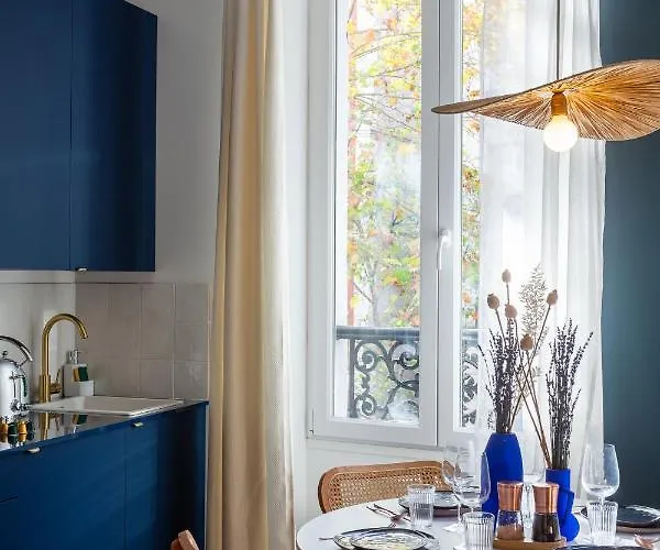 The Blue Downtown Montmartre Paris